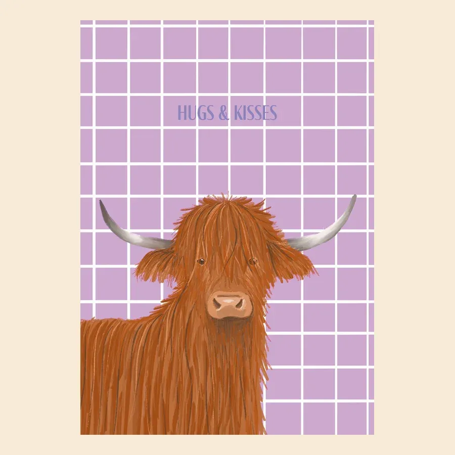 Wenskaart met artistieke illustratie van Schotse Hooglander op lila geblokte achtergrond, tekst 'HUGS & KISSES' - TanteTrendy