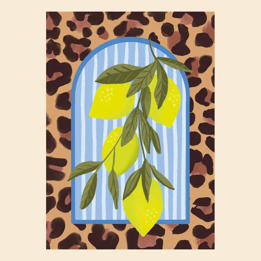 Wenskaart illustratie: artistieke citroenen aan takken met blad in blauwe boog op luipaardprint, trendy design - TanteTrendy