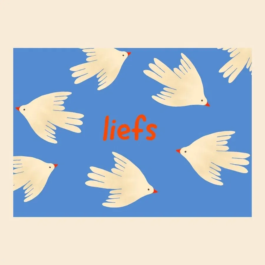 Wenskaart: artistieke illustratie van vliegende witte duiven, rode accenten, blauwe achtergrond, rood woord - TanteTrendy