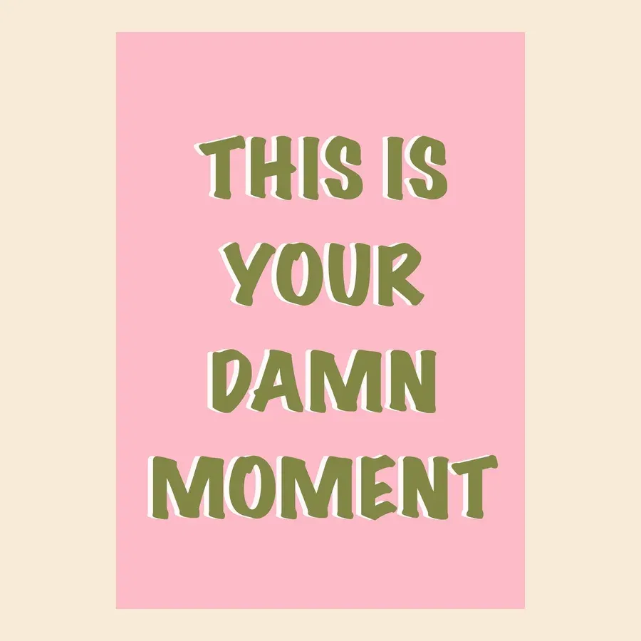 Roze wenskaart met de tekst 'THIS IS YOUR DAMN MOMENT' in groen, artistieke illustratie - TanteTrendy